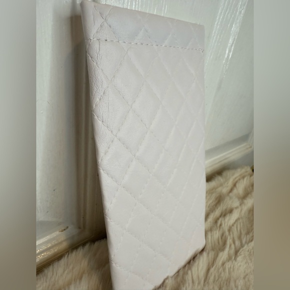 QUILTED FAUX LEATHER EYE GLASS CASE WHITE - Picture 3 of 7